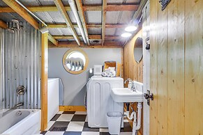 Cabin < 2 Mi to Great Smoky Mtns Natl Park!