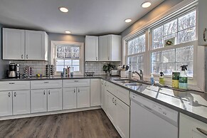 Hampton 'quiet Corner Cottage' w/ Fireplace & Yard