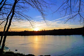 Hampton 'quiet Corner Cottage' w/ Fireplace & Yard