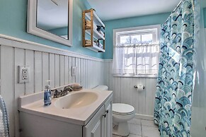 Hampton 'quiet Corner Cottage' w/ Fireplace & Yard