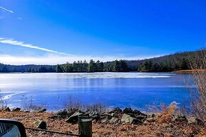Hampton 'quiet Corner Cottage' w/ Fireplace & Yard