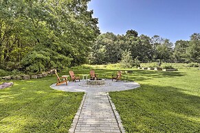 Hampton 'quiet Corner Cottage' w/ Fireplace & Yard