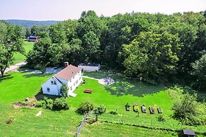 Hampton 'quiet Corner Cottage' w/ Fireplace & Yard