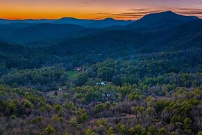 Fire Pit, Grill, & Views: Cashiers Getaway!