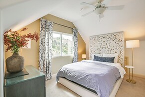 Hot Tub + Balcony: Rainbow Retreat Near Wineries!