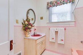 Elegant + Spacious Retreat ~ 18 Mi to Lake Norman!