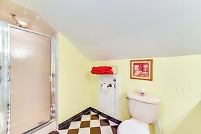 Elegant + Spacious Retreat ~ 18 Mi to Lake Norman!