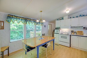 Serene Home: 2 Decks, 3 Mi to Blue Ridge Pkwy