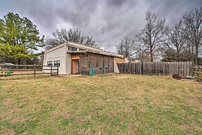 Bohemian Home w/ Screened Porch, 3 Mi to Lake!