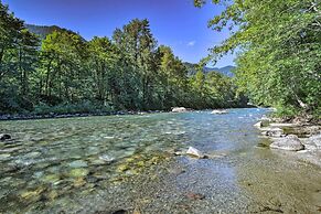 Mysty Mountain Cabin on River: Near Stevens Pass!