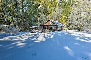 Mysty Mountain Cabin on River: Near Stevens Pass!