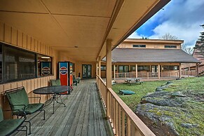 1 Mi to Skiing: Beech Mountain Condo w/ Fireplace!