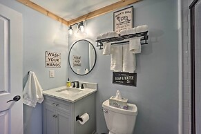 1 Mi to Skiing: Beech Mountain Condo w/ Fireplace!