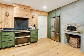 Spacious Home on Beaver Lake w/ Deck & Fire Pit!