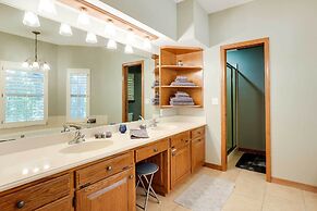 Spacious Home on Beaver Lake w/ Deck & Fire Pit!