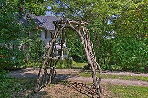 Blue Ridge Mountains Cottage w/ Pergola & Fire Pit