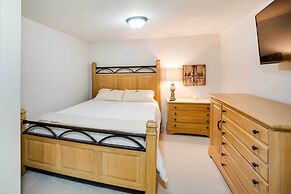 Charming Iowa Abode Near Knoxville Raceway!
