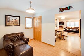 Charming Iowa Abode Near Knoxville Raceway!