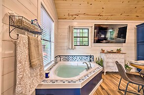 Romantic Broken Bow Cabin w/ Jacuzzi & Fire Pit!