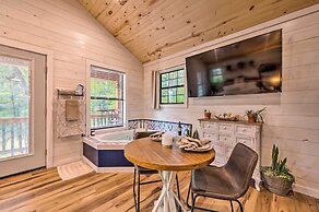 Romantic Broken Bow Cabin w/ Jacuzzi & Fire Pit!
