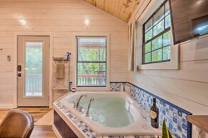Romantic Broken Bow Cabin w/ Jacuzzi & Fire Pit!
