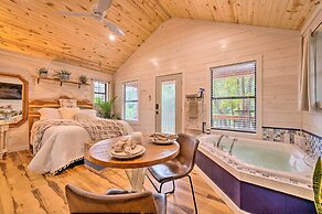 Romantic Broken Bow Cabin w/ Jacuzzi & Fire Pit!