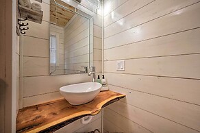 Romantic Broken Bow Cabin w/ Jacuzzi & Fire Pit!