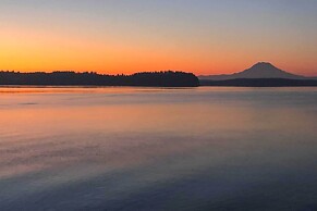 Relaxing Waterfront Escape ~ 11 Mi to Olympia