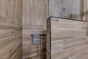 Mountain Lodge w/ Hot Tub, Walk to Grindstone Lake