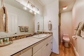 Mountain Lodge w/ Hot Tub, Walk to Grindstone Lake