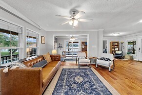 Lakefront Haven ~ 6 Mi to Historic Granbury Square