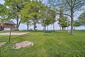 Lake Huron Cottage: Fire Pit, Steps to Beach!
