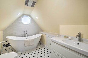 Renovated North Bend Cottage: Near Eateries!