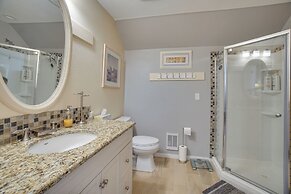 Cascade Cabin Hideaway w/ Views, 1/2 Mi to Lake