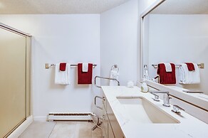 Beautiful Wentworth Golf Club Condo: Balcony & A/C