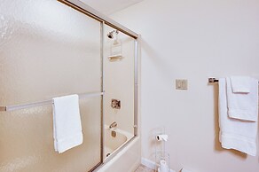 Beautiful Wentworth Golf Club Condo: Balcony & A/C