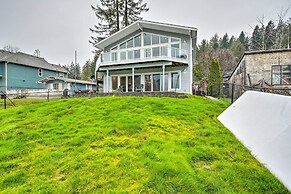 Scenic & Spacious Getaway on North Bay w/ Deck!