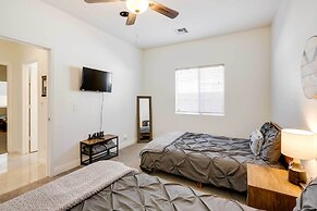 Pool, Fire Pit & Grill: Goodyear Home!