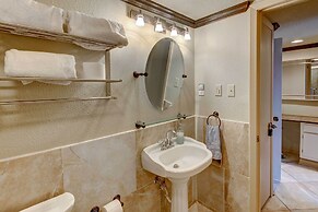 Hot Springs Condo on Lake Hamilton w/ Balcony!