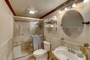 Hot Springs Condo on Lake Hamilton w/ Balcony!