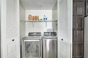 14 Mi to Dwtn Tampa Bay: Brandon Home w/ Fire Pit!