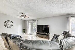 14 Mi to Dwtn Tampa Bay: Brandon Home w/ Fire Pit!