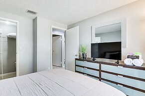 14 Mi to Dwtn Tampa Bay: Brandon Home w/ Fire Pit!