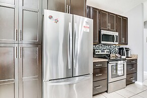 14 Mi to Dwtn Tampa Bay: Brandon Home w/ Fire Pit!