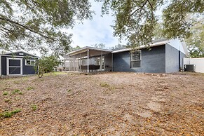 14 Mi to Dwtn Tampa Bay: Brandon Home w/ Fire Pit!