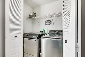 14 Mi to Dwtn Tampa Bay: Brandon Home w/ Fire Pit!