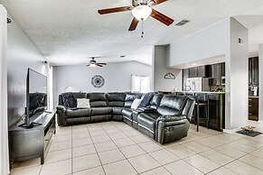 14 Mi to Dwtn Tampa Bay: Brandon Home w/ Fire Pit!