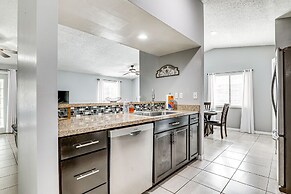 14 Mi to Dwtn Tampa Bay: Brandon Home w/ Fire Pit!