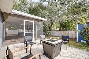 14 Mi to Dwtn Tampa Bay: Brandon Home w/ Fire Pit!