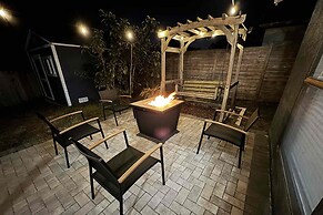 14 Mi to Dwtn Tampa Bay: Brandon Home w/ Fire Pit!